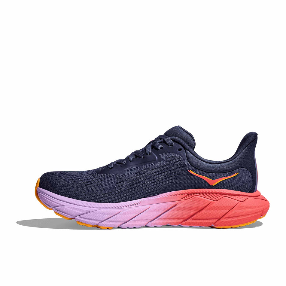 Medial side of the right shoe from a pair of HOKA Women's Arahi 7 Running Shoes in the Nautical Dusk/Varsity Navy colourway. (8561688510626)