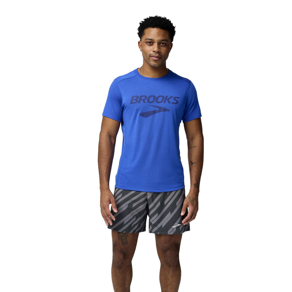 Front view of a model wearing the Brooks Men's Distance Short Sleeve 3.0 in the Neo Blue/Brooks Logo colourway. (8575020662946)