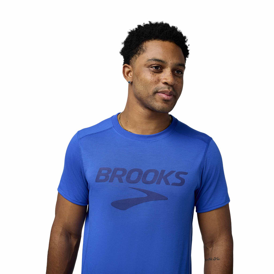 Front view of a model wearing the Brooks Men's Distance Short Sleeve 3.0 in the Neo Blue/Brooks Logo colourway. (8575020662946)