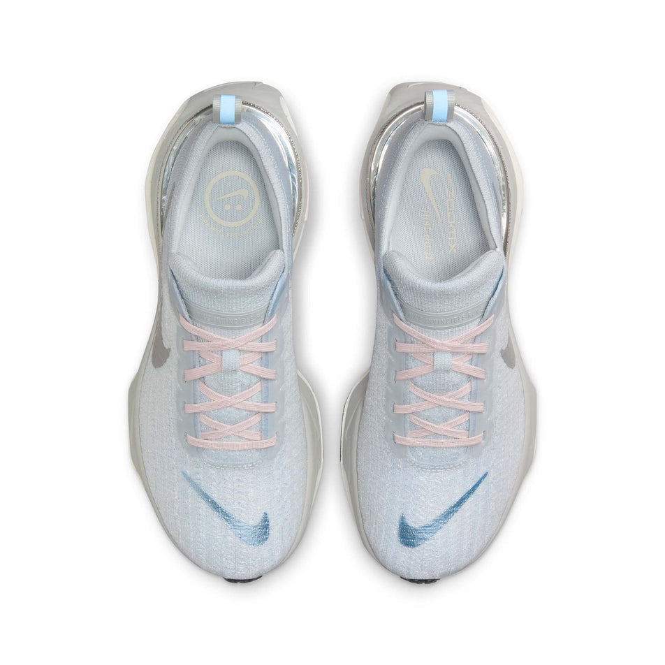 The uppers on a pair of Nike Women's Invincible 3 Road Running Shoes in the Pure Photon Dust/Light Smoke Grey-Psychic Blue colourway. (8558438252706)