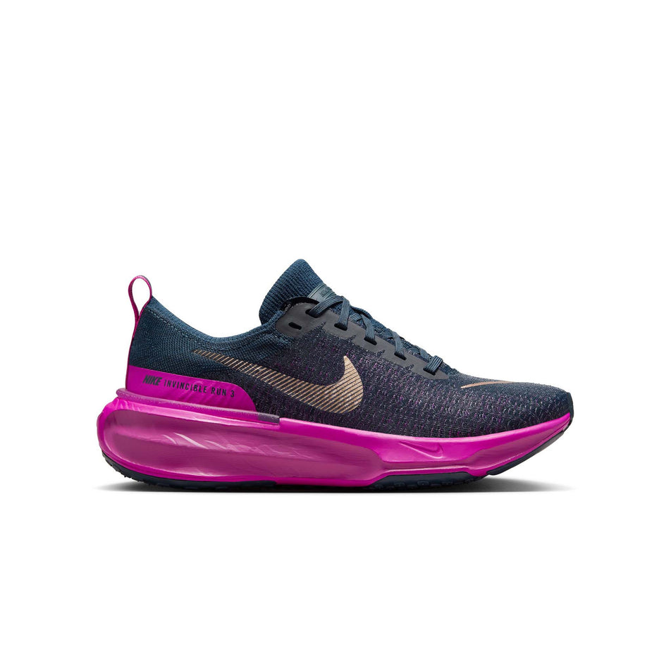 Lateral side of the right shoe from a pair of Nike Women's Invincible 3 Road Running Shoes in the Armory Navy/Mtlc Red Bronzevivid Grape colourway. (8503197335714)