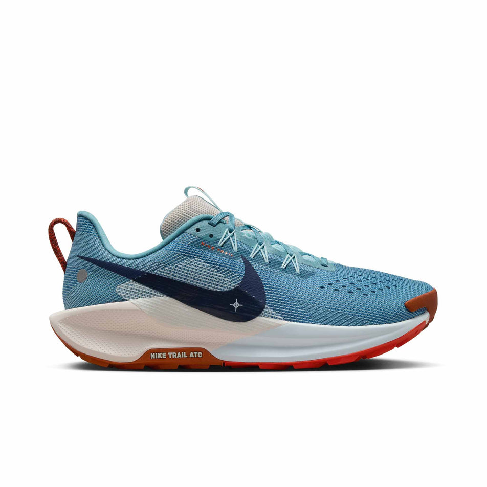 Lateral side of the right shoe from a pair of Nike Men's Pegasus Trail 5 Trail Running Shoes in the Denim Turq/Midnight Navy-Glacier Blue colourway (8449326645410)