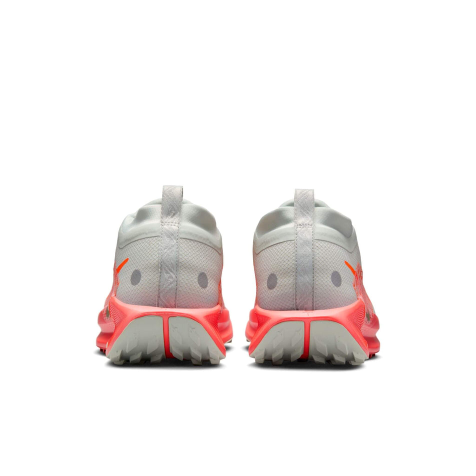 The back of a pair of Nike Men's Pegasus Trail 5 GORE-TEX Waterproof Trail Running Shoes in the Light Silver/Hyper Crimson-Lt Wild Mango colourway. (8524547915938)