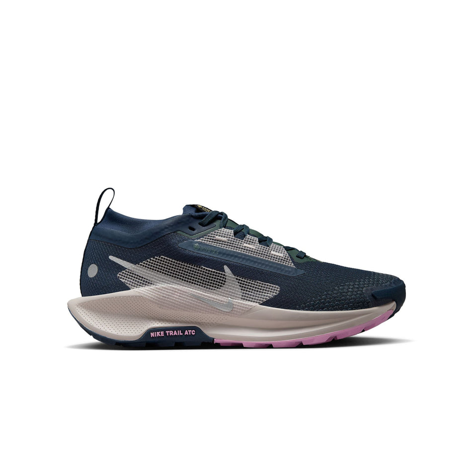 Lateral side of the right shoe from a pair of Nike Women's Pegasus Trail 5 GORE-TEX Waterproof Trail Running Shoes in the Armory Navy/Armory Navy-Vintage Green colourway. (8503772643490)