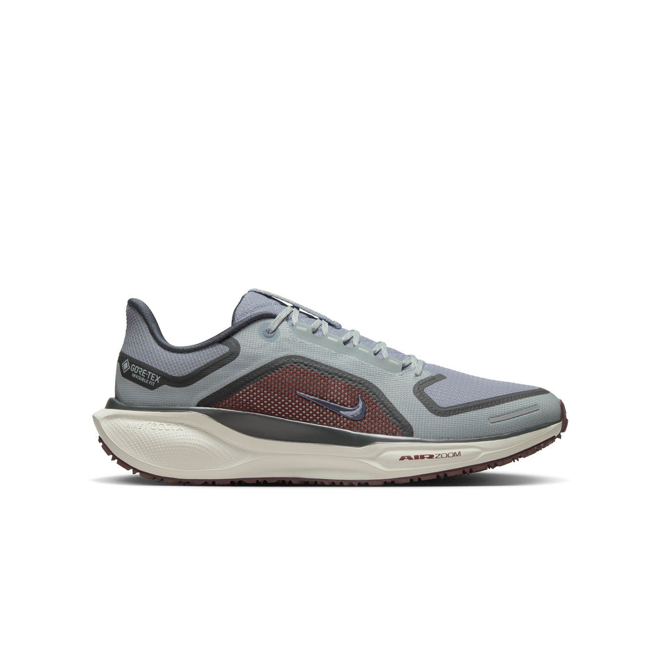 Lateral side of the right shoe from a pair of Nike Men's Pegasus 41 GORE-TEX Waterproof Road Running Shoes in the Light Pumice/Ashen Slate-Burgundy Crush colourway. (8524543688866)