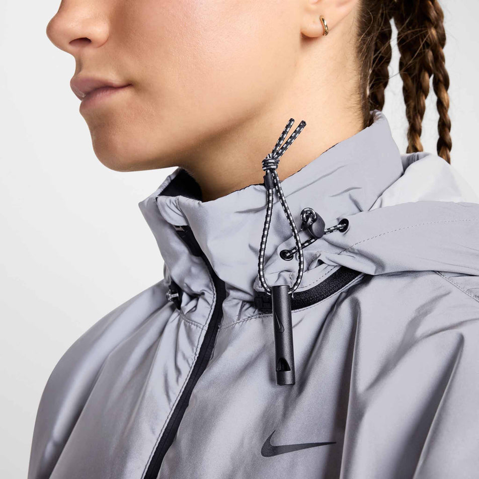 The whistle on the Nike Women's Running Division Therma-FIT Reflective Running Jacket in the Black/Reflective Silv/Refblk colourway. (8497648730274)