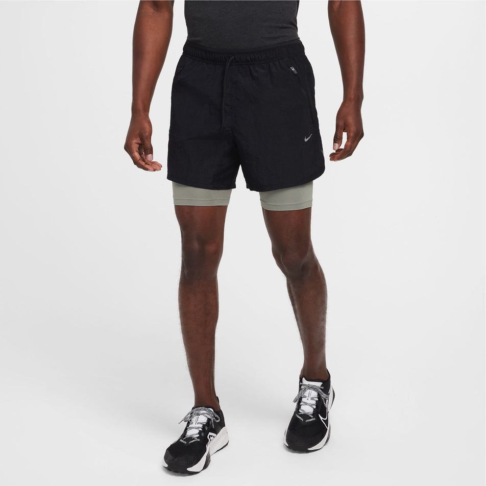 Front view of a model wearing the Nike Men's Dri-FIT Water-Repellent Running Division Stride 5