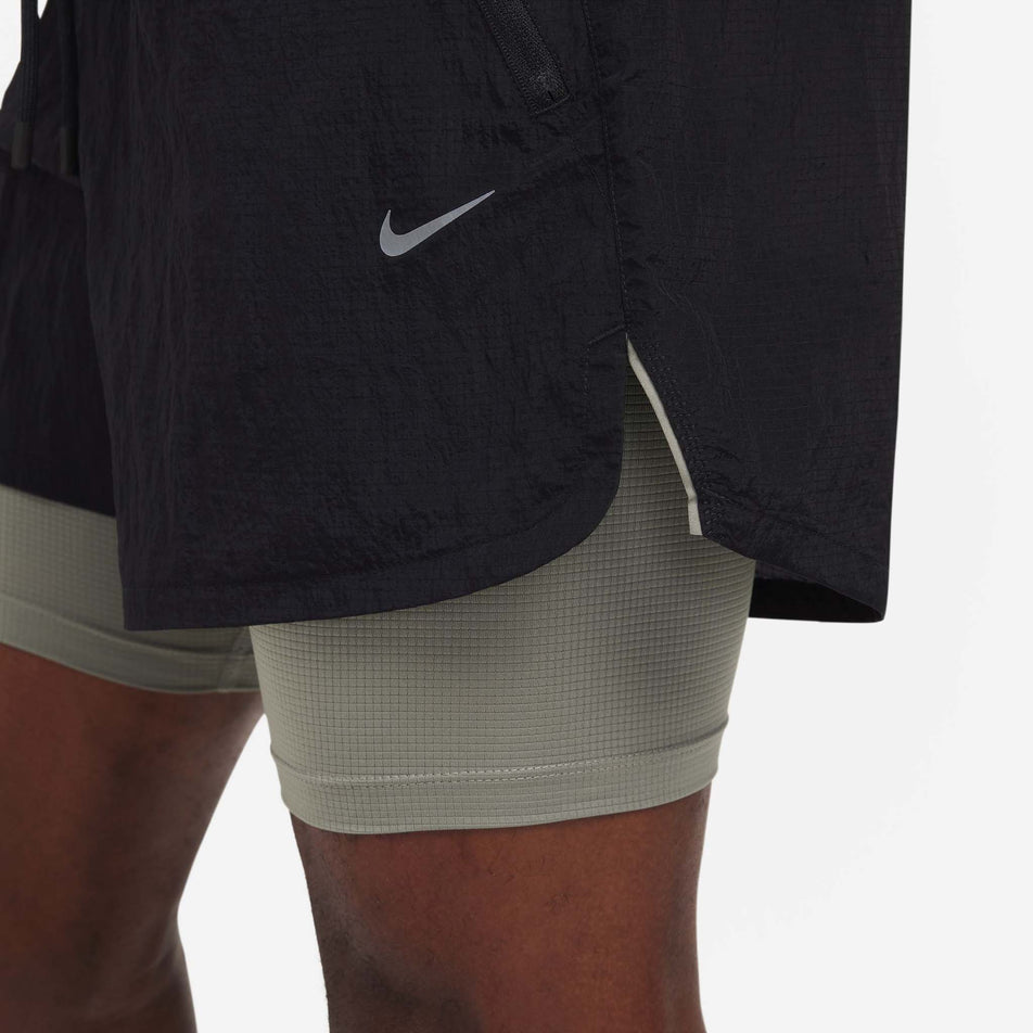 Close-up of the lower left side of the Nike Men's Dri-FIT Water-Repellent Running Division Stride 5