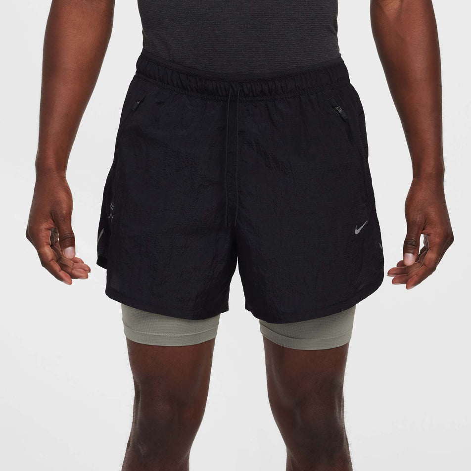 Front view of a model wearing the Nike Men's Dri-FIT Water-Repellent Running Division Stride 5