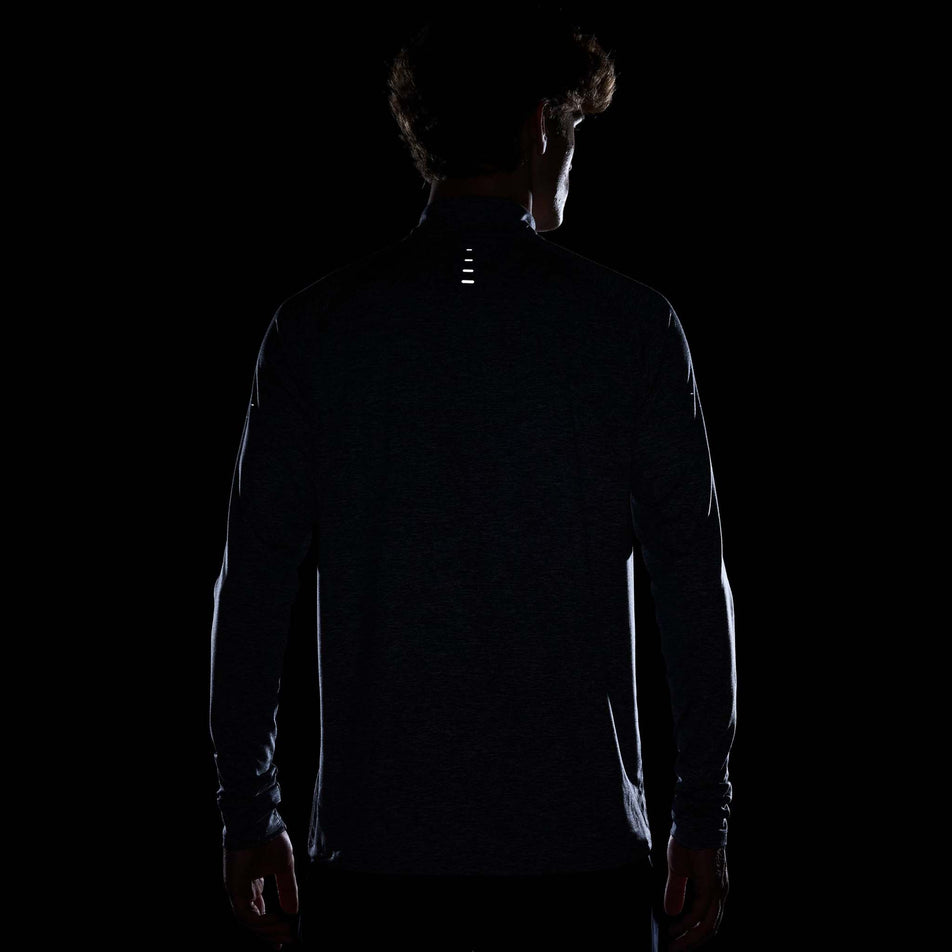 The reflective graphics on the front of the Nike Men's Stride Dri-FIT Half-Zip Midlayer in the Thunder Blue/Heather/Reflective Silver colourway. (8560377069730)