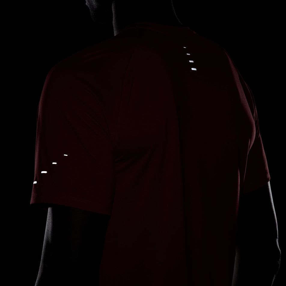 The reflective graphics on the side and back of the Nike Men's Stride Dri-FIT ADV Short-Sleeve Running Top in the University Red/Reflective Silver colourway. (8560170762402)