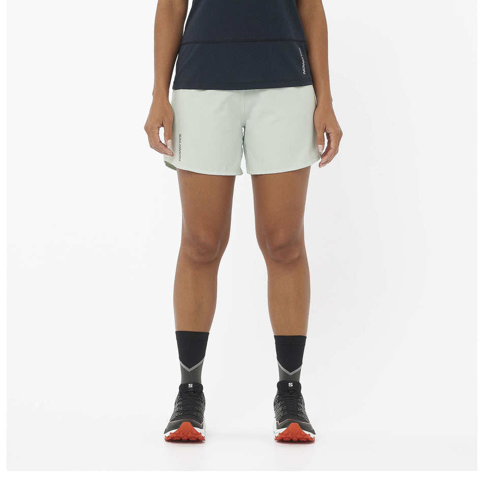 Front view of a model wearing a pair of Salomon Women's Cross 5