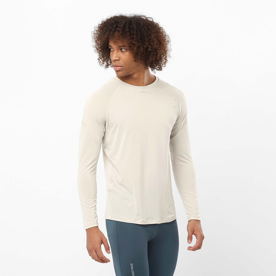 Front view of a model wearing the Salomon Men's Cross Run Long-Sleeve T-Shirt in the Rainy Day colourway. Model is also wearing leggings.  (8509626220706)