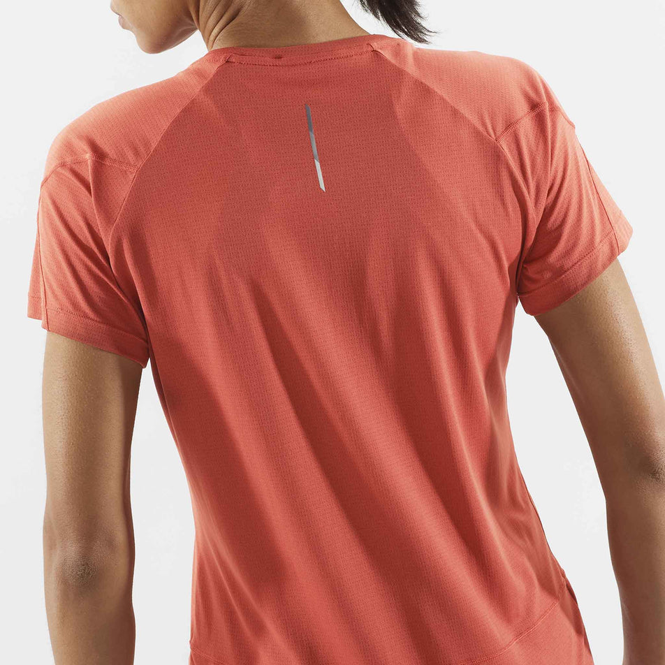 Close-up of the back of the Salomon Women's Cross Run Short Sleeve T-Shirt in the Tandoori Spice colourway. Top is being worn by a model. (8509491183778)