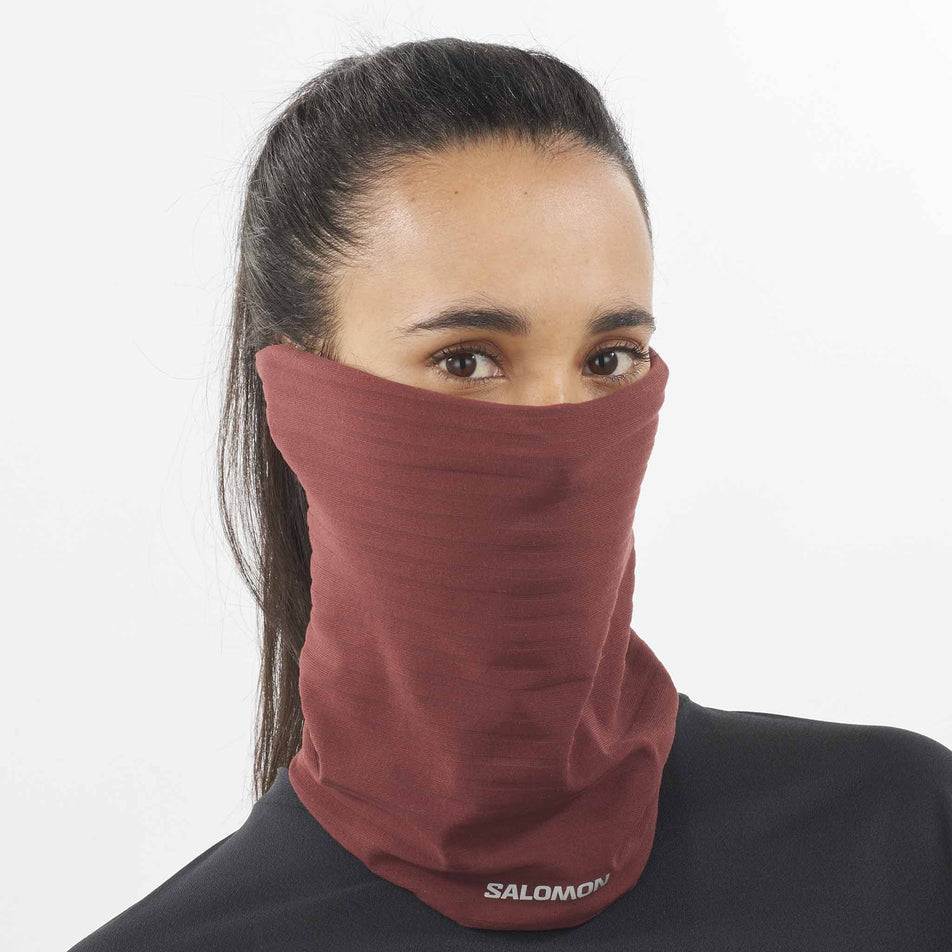 Front view of a model wearing the Salomon Unisex RS Warm Neckwarmer in the Rum Raisin colourway. (8511116411042)