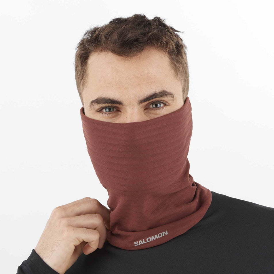 Front view of a model wearing the Salomon Unisex RS Warm Neckwarmer in the Rum Raisin colourway. (8511116411042)