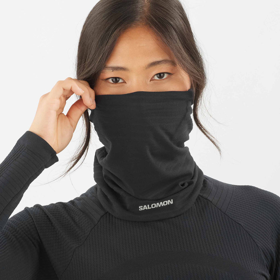 Front view of a model wearing the Salomon Unisex RS Warm Neckwarmer in the Deep Black colourway. (8511164055714)