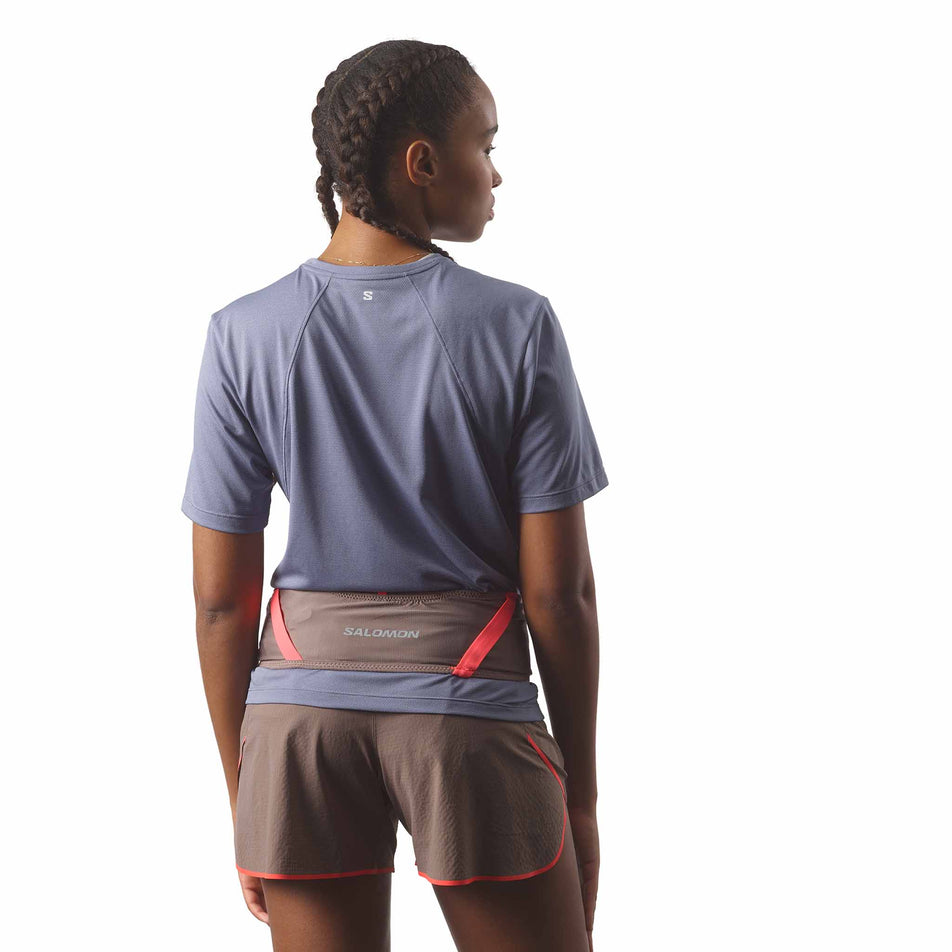 Back view of a model wearing Salomon Unisex Pulse Belt in the Iron/Neon Flame colourway. (8575949734050)