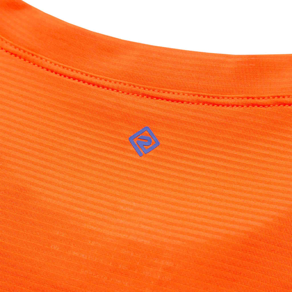 Close-up of the fabric and Ronhill logo on the back of the Ronhill Men's Tech S/S Tee. (8490372726946)