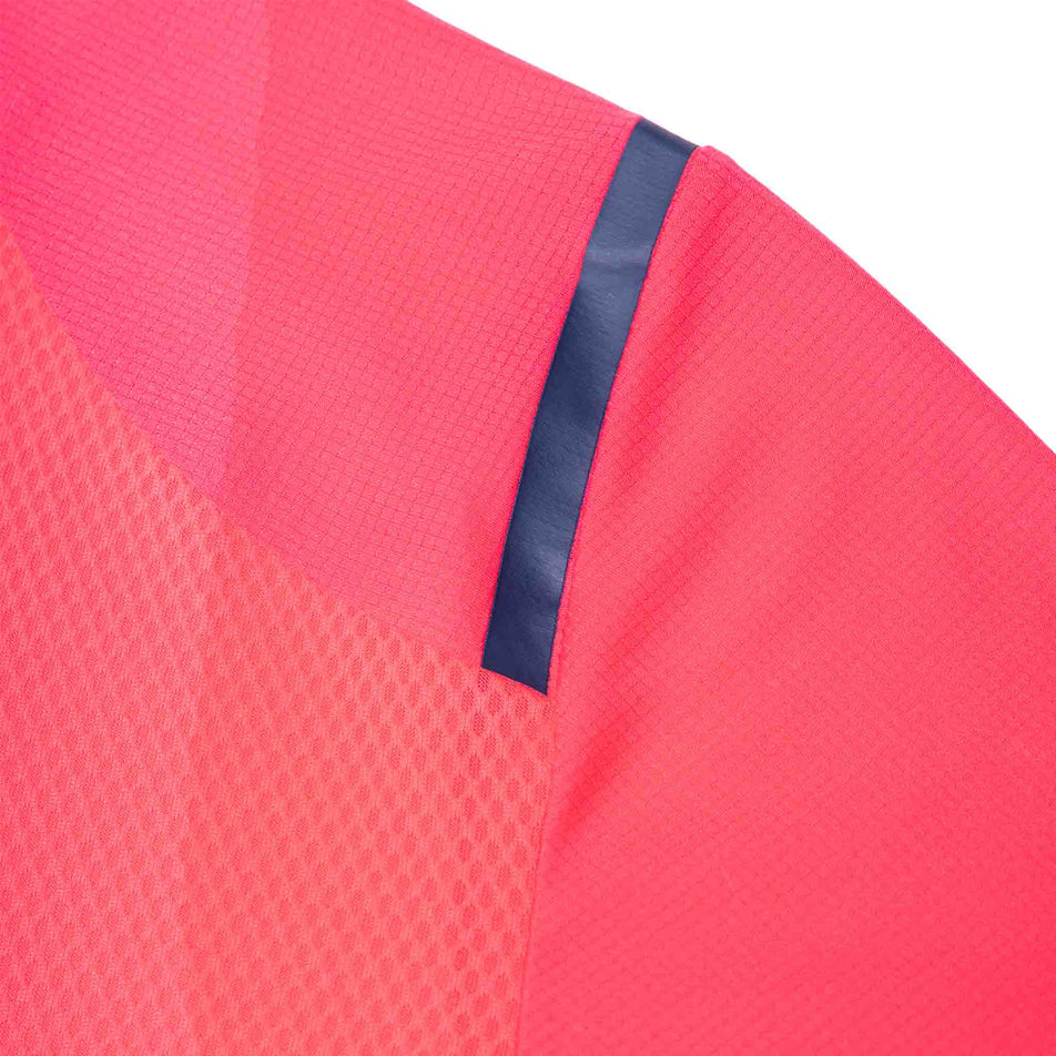 Detail on the shoulder of the Ronhill Women's Tech Race S/S Tee in the Sunset/Razzmatazz colourway. (8563587514530)