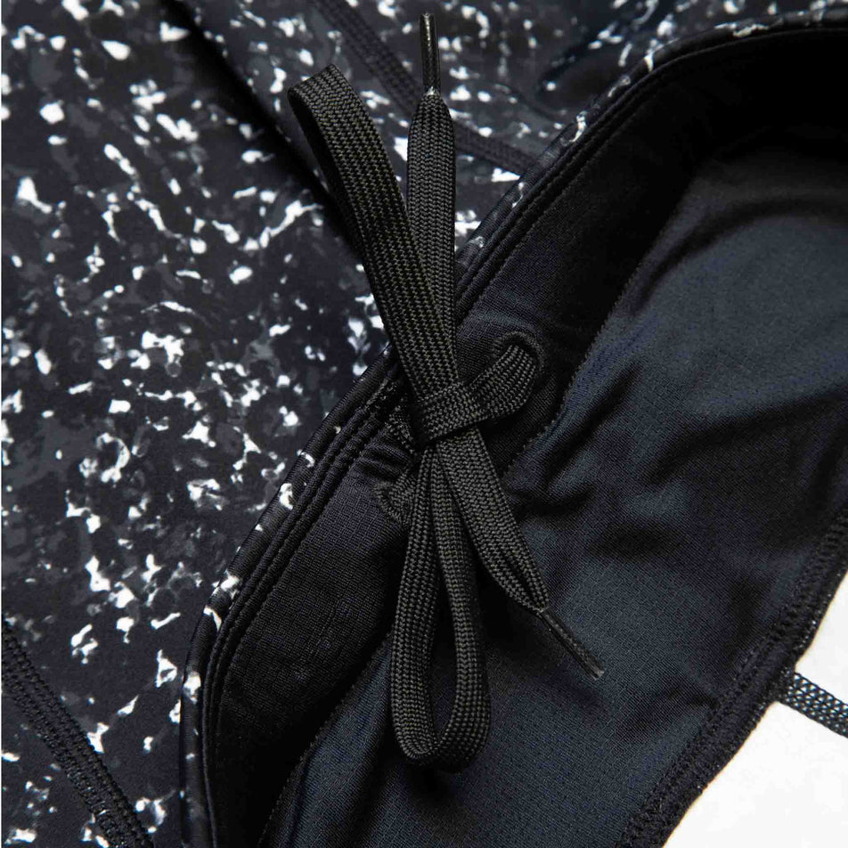 Close-up of the draw cord on the waistband of the Ronhill Women's Tech Tight. (8490012737698)