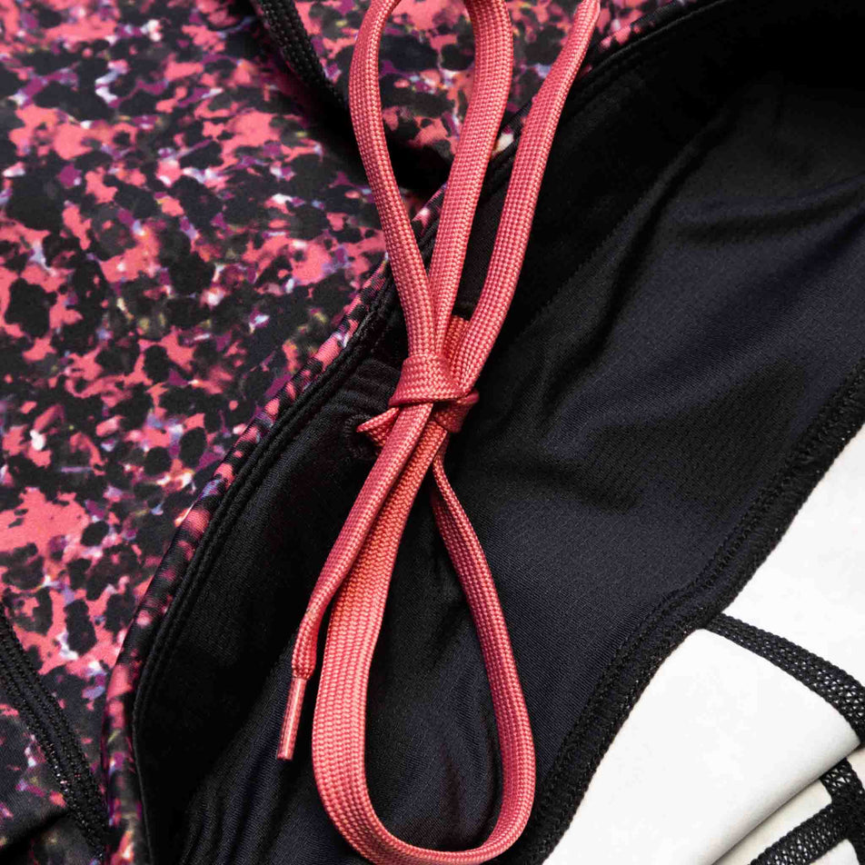 Close-up of the draw cord on the waistband of the Ronhill Women's Tech Tight. (8490025058466)