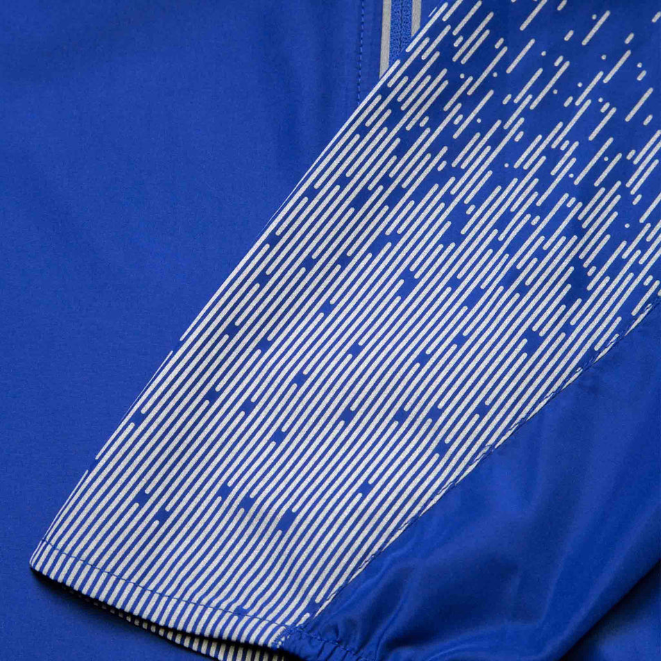 Close-up of the reflective details on the sleeve of a Ronhill Men's Tech Reflect Jacket in the Ocean/Reflect colourway. (8469614395554)