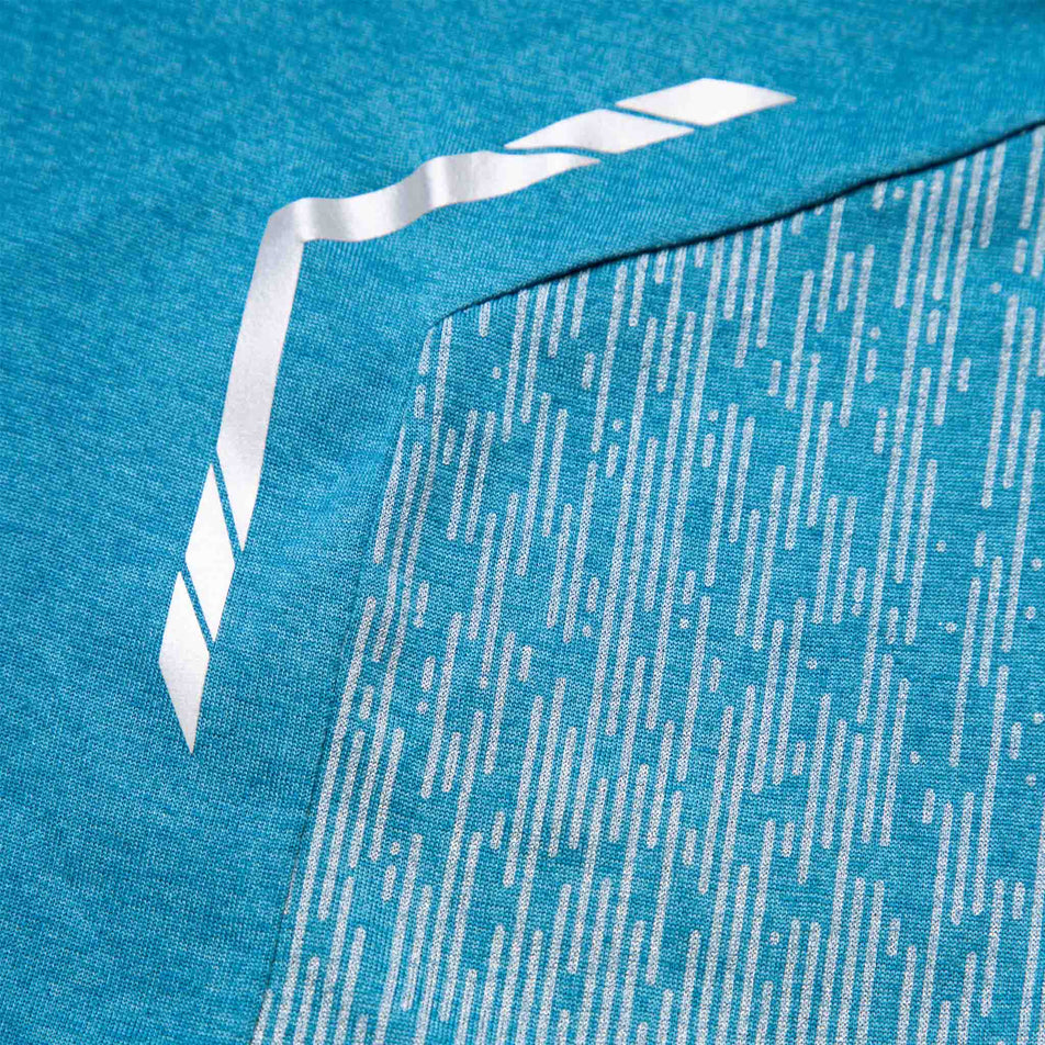 Close-up of the fabric detail on a Ronhill Men's Tech L/S Tee. (8490211573922)