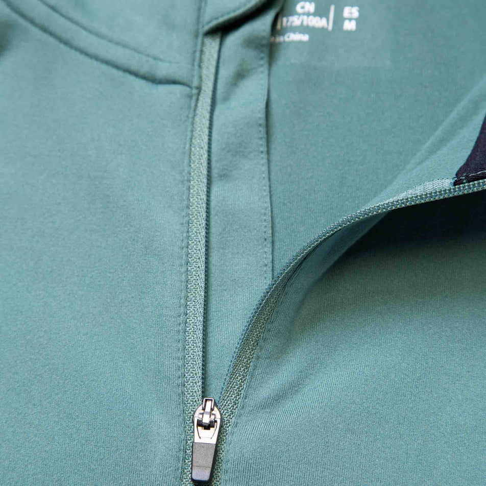 Close-up of the zip on a Ronhill Men's Tech Reflect 1/2 Zip. (8490203938978)