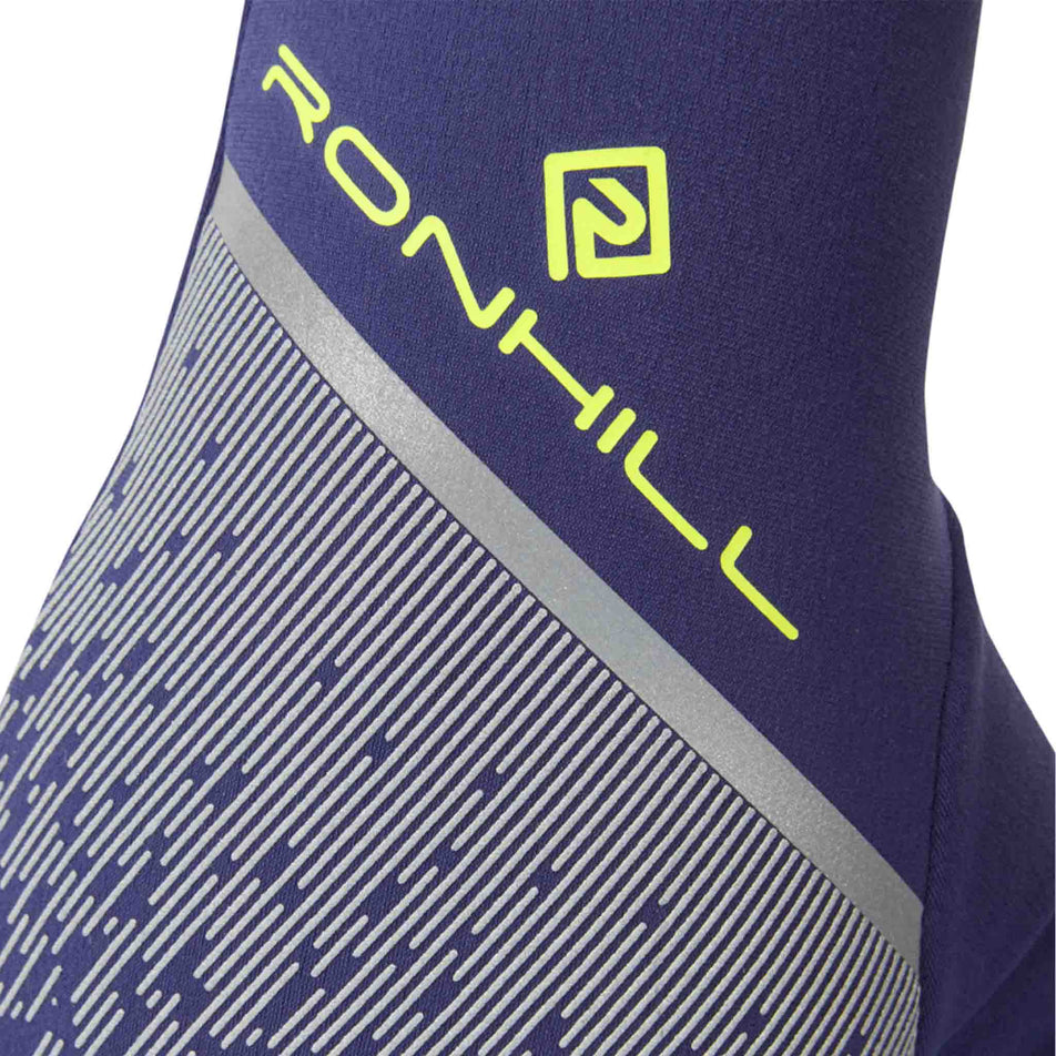 Close-up of the fabric on the Ronhill Unisex Reflect Gloves. (8491314643106)