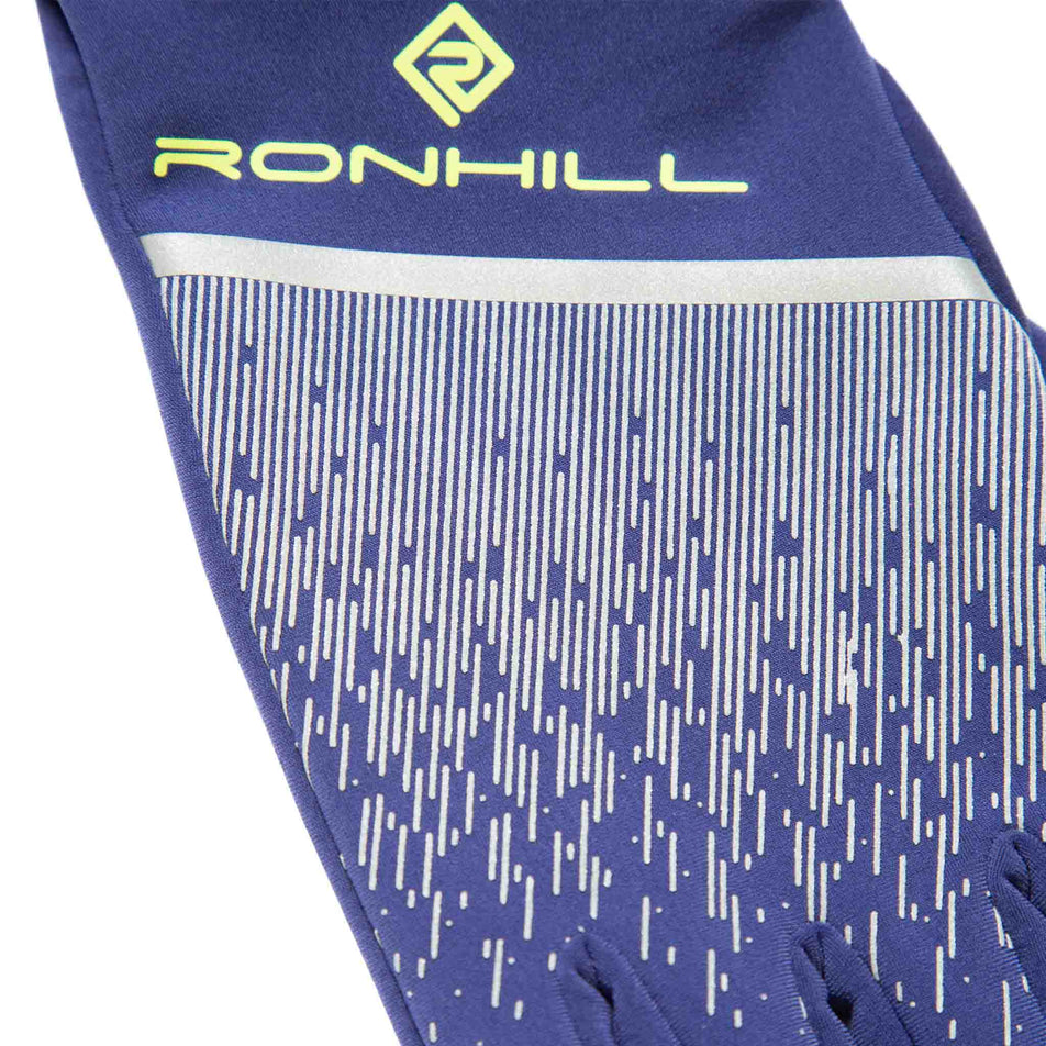 Close-up of the fabric on the Ronhill Unisex Reflect Gloves. (8491314643106)