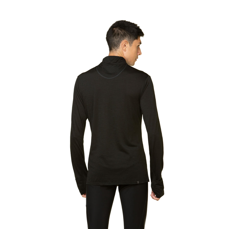 Back view of a model wearing the Ronhill Men's Tech Merino 1/2 Zip in the Black/Lake colourway. Model is also wearing leggings. (8490269573282)