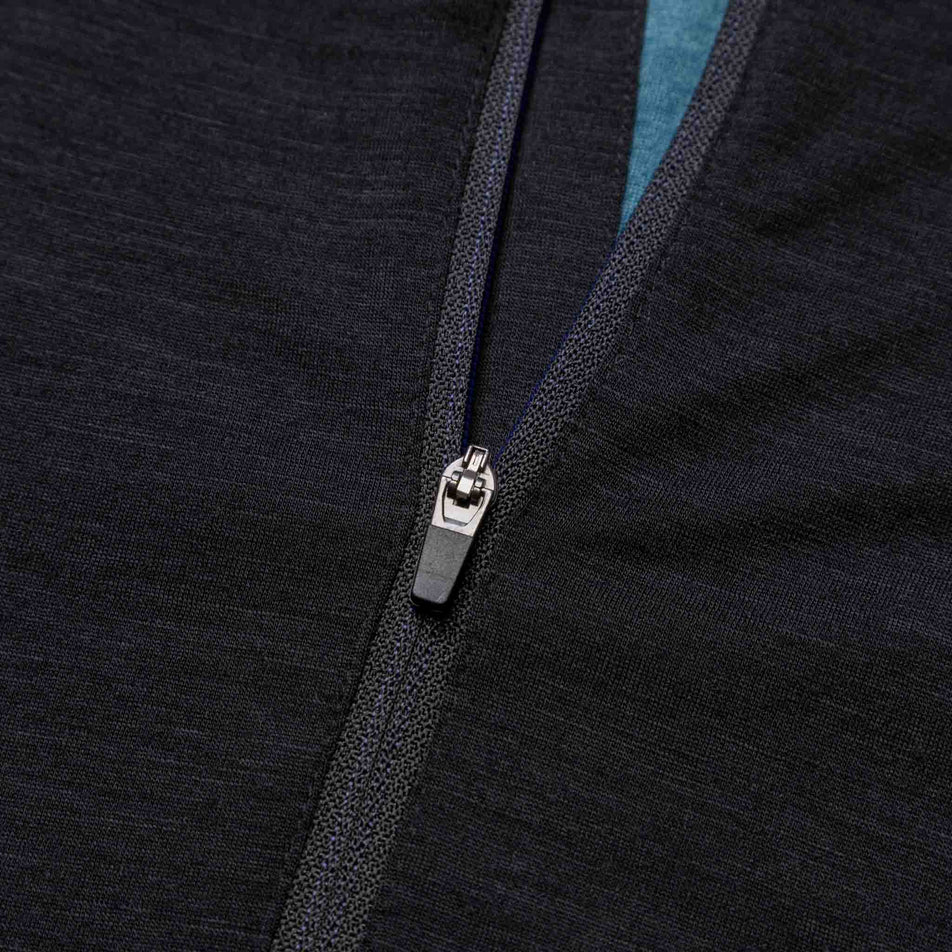 Close-up of the zip on the Ronhill Men's Tech Merino 1/2 Zip in the Black/Lake colourway. (8490269573282)