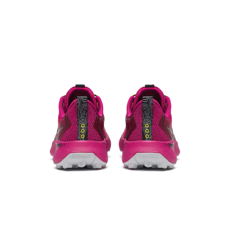 The back of a pair of Saucony Women's Peregrine 15 Running Shoes in the Magenta/Black colourway. (8551141802146)