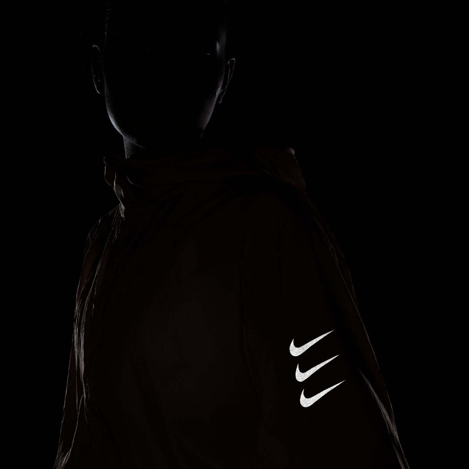 Reflective view of women's nike run dvn pkbl jacket (7385220317346)